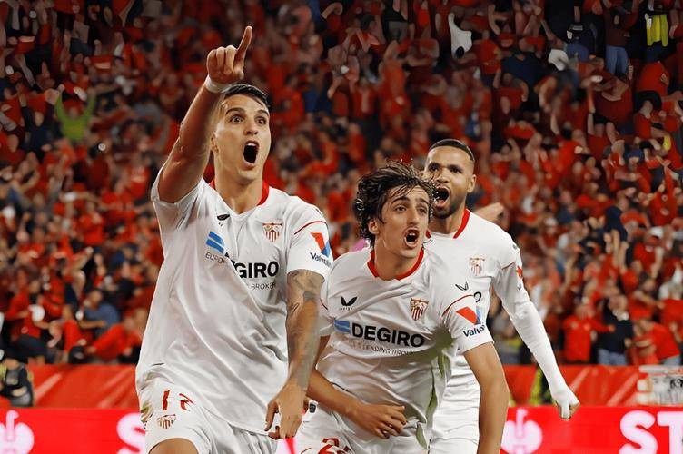 西甲中游对决：巴伦西亚主场迎战皇家社会，新旧势力的战术博弈